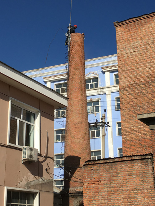 百米高煙囪如何拆除