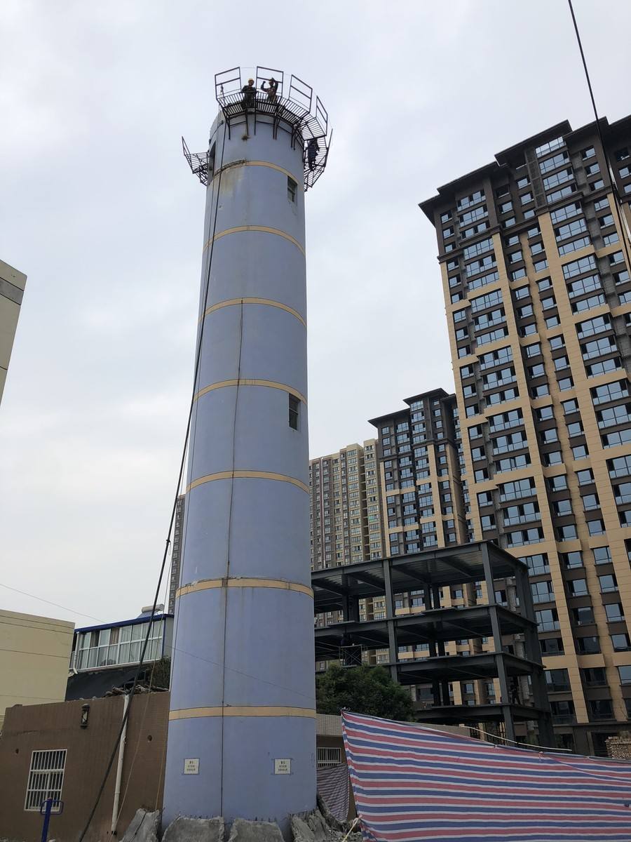 煙囪拆除為什么要請專業(yè)的拆除公司？