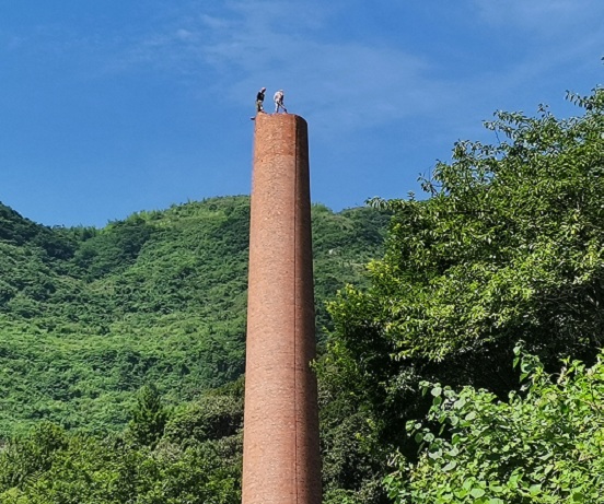 常德煙囪人工拆除施工對現(xiàn)場環(huán)境有哪些管理要求？