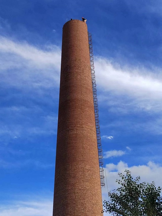 煙囪人工拆除公司人工拆除廢棄煙筒安全又環(huán)保