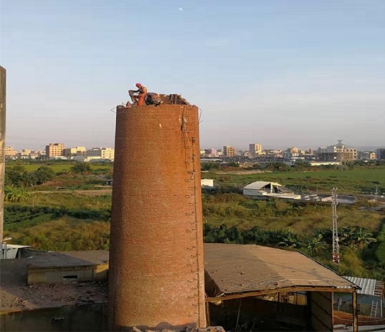 煙囪拆除公司:安全,高效和環(huán)保的解決方案