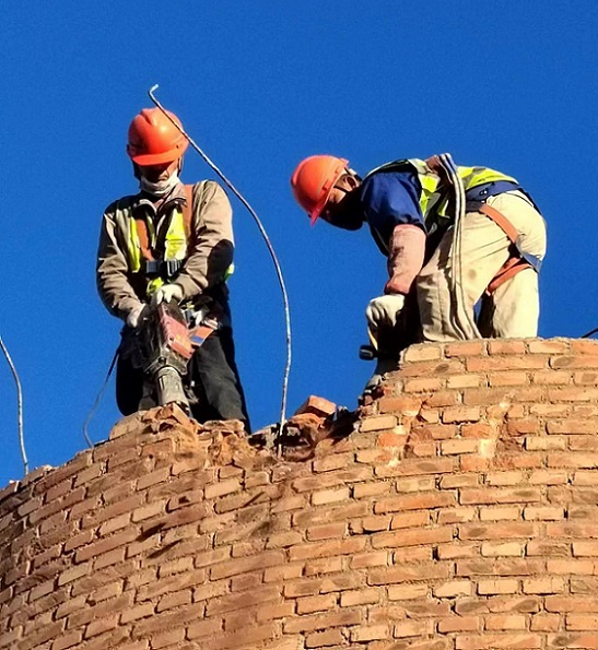 煙囪拆除公司:行業(yè)領(lǐng)先，服務(wù)周到