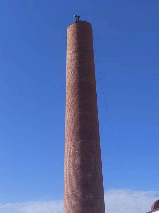 煙囪拆除:人工拆除專業(yè)技藝,安全又環(huán)保!