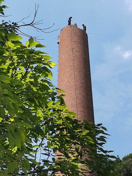 煙囪拆除公司:安全與環(huán)保并重的專業(yè)服務(wù)