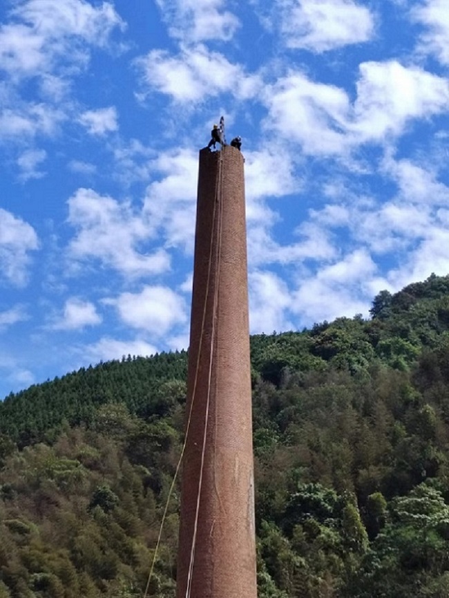 煙囪拆除：為什么說(shuō)專(zhuān)業(yè)=省錢(qián)+省心+保安全？